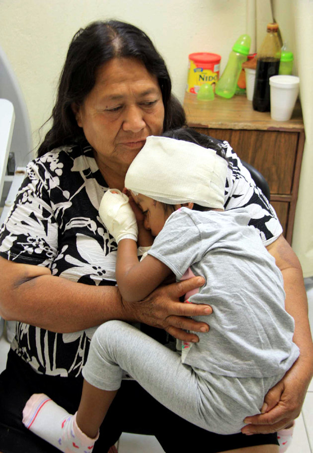 Domitilia Pérez Monterubio abraza a su nieta Brenda, quien resultó con severas lesiones al ser impactada su casa por el tornado.