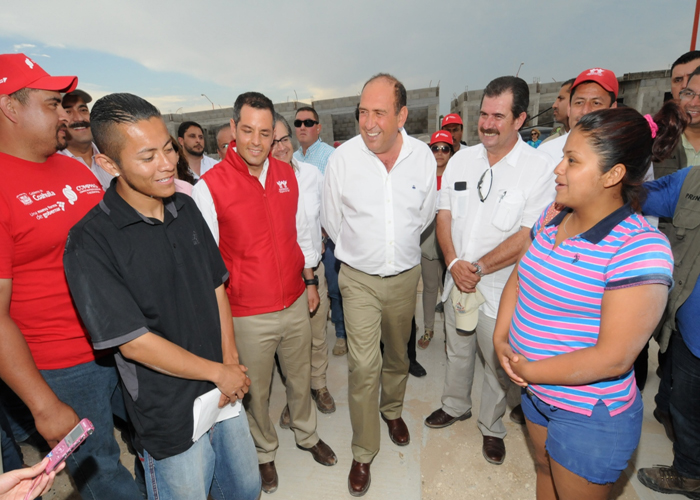 El gobernador de Coahuila, Rubén Moreira y el director del Infonavit, Alejandro Murat entregaron dos casas este viernes. 