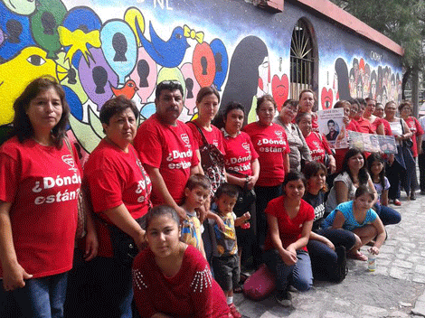 Los integrantes de las agrupaciones y alumnos universitarios posan junto al mural.