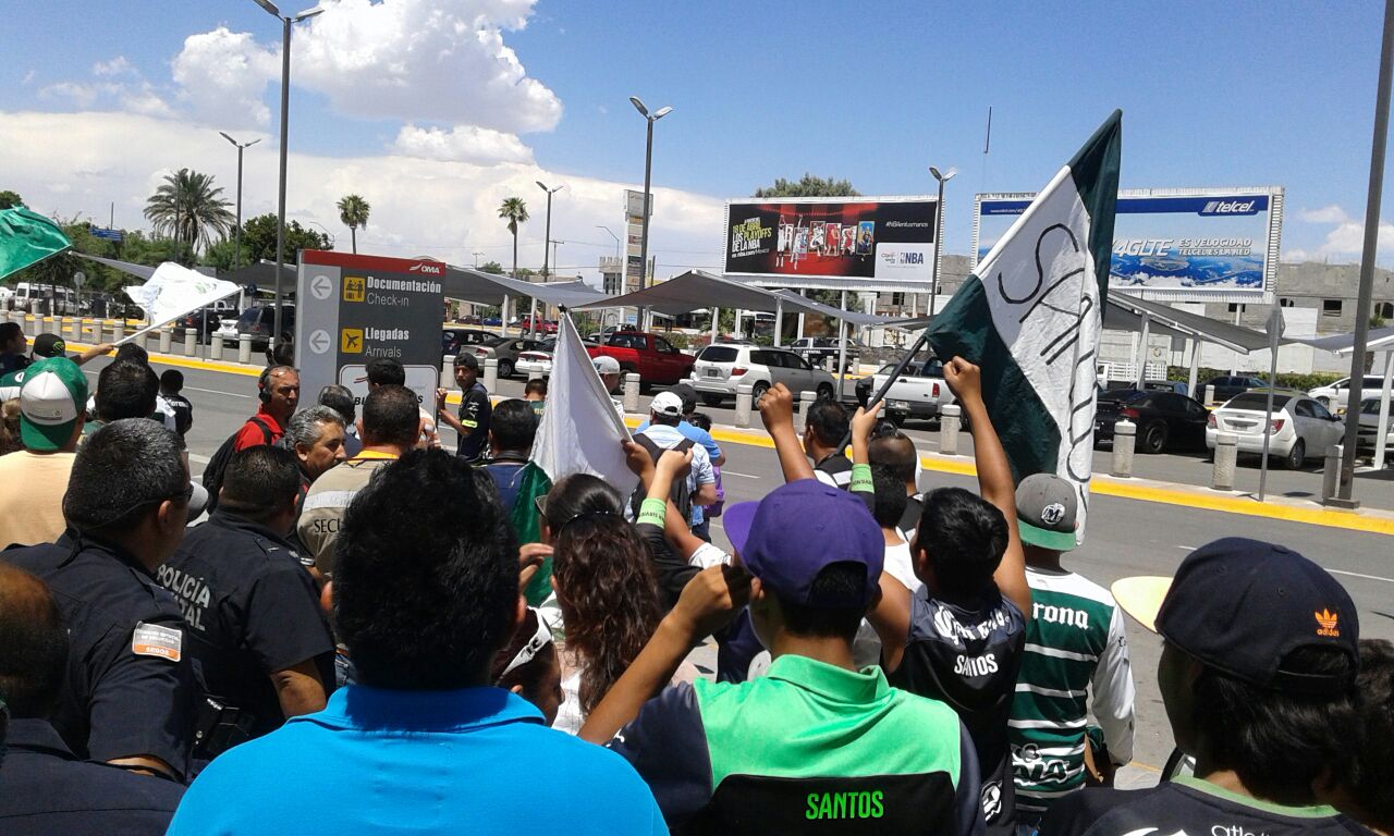 La afición esperó a sus ídolos para desearles suerte.
