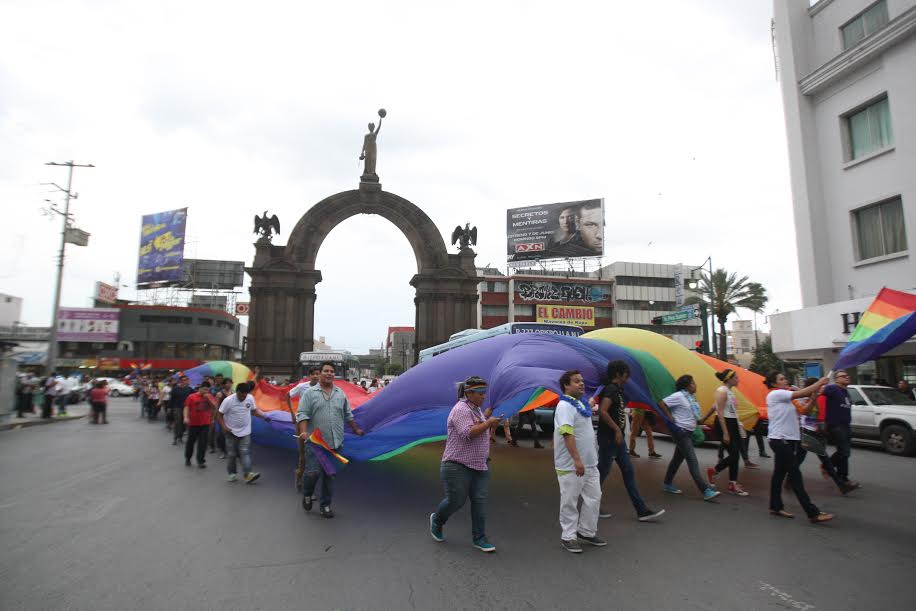Marcharon por la avenida Pino Suárez portando una gran bandera con los colores del arcoíris,