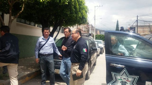 Roberto Campa a su llegada al seminario de Chilapa, donde se reúne con los familiares de los jóvenes desaparecidos