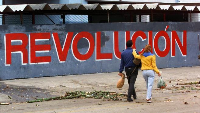 Una pareja camina por una calle de La Habana