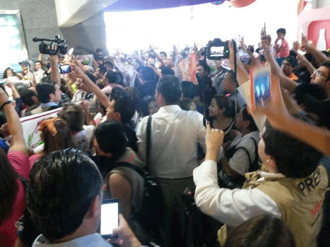 A decenas de simpatizantes no les pareció la presencia de los reporteros.