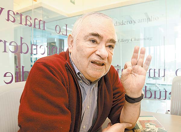 Es director de la "Revista de la Universidad de México".