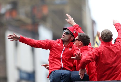 Jack Wilshere, festejando con su equipo en el autobús 