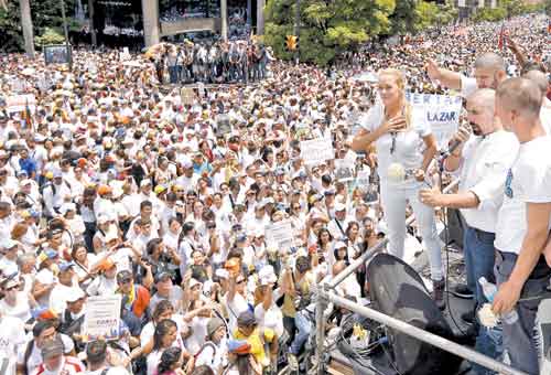 Lilian Tintori, pareja de López, encabezó el mitin en la capital venezolana.