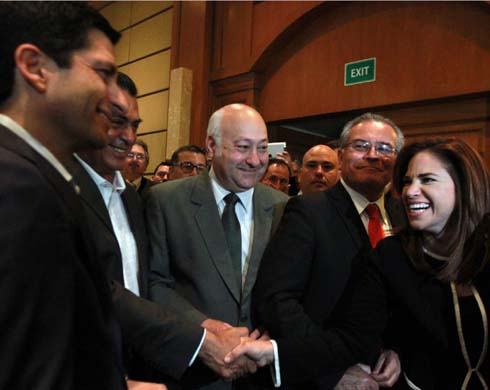 Los abanderados a la gubernatura no sólo se lucieron en sus propuestas. 