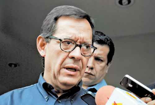 Roberto Campa Cifrián responde a las preguntas de los reporteros luego de reunirse con familiares de desaparecidos.