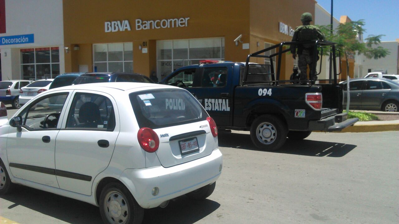 El afectado solicitó apoyo al personal de vigilancia de la sucursal, quien llamó al sistema de emergencias 066.