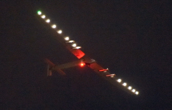 El avión Solar Impulse 2 vuela poco antes de aterrizar en el aeropuerto de Nagoya, en Japón