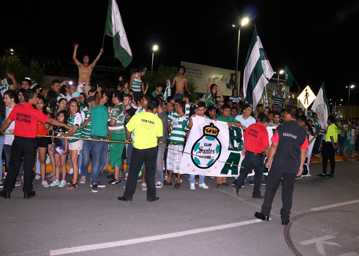 Después del festejo varios aficionados se fueron al aeropuerto para recibir a Santos.
