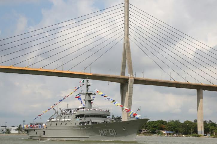 El barco pasó por debajo del puente de Tampico.