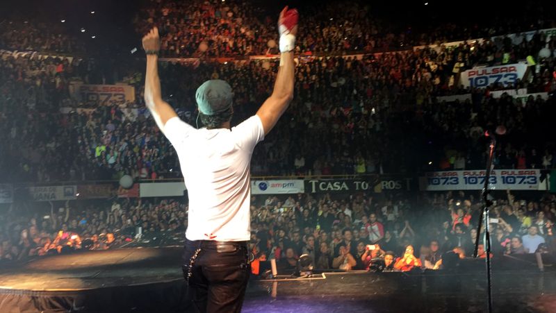 Enrique Iglesias continuó en su concierto en México a pesar de estar herido. 