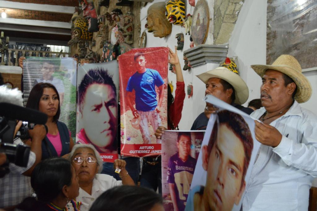 Familiares de los desaparecidos se reunieron este sábado con autoridades federales.