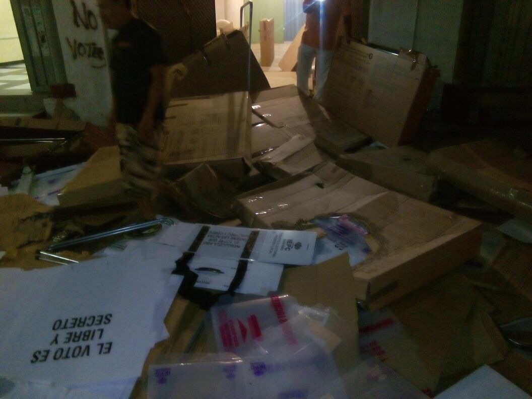 Integrantes del Movimiento Popular Guerrerense hicieron destrozos en el Consejo distrital 28 del IEPC.