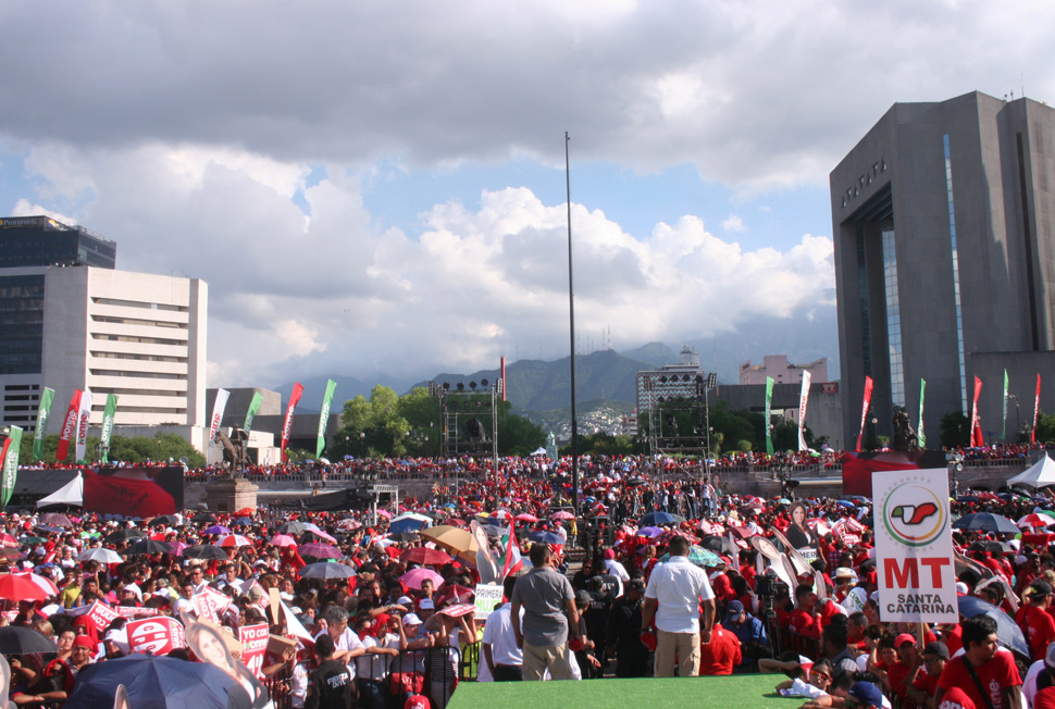 Ivonne Álvarez García cerró su campaña rumbo a la gubernatura frente a la Explanada de los Héroes ante casi 35 mil asistentes.