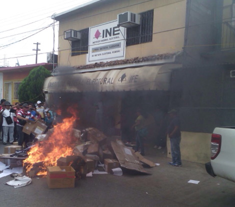 La papelería en las oficinas del INE fue sacada y quemada.