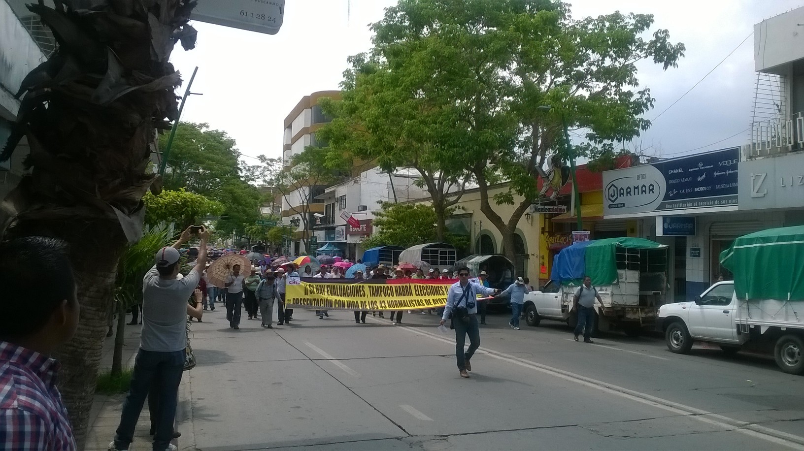 Los maestros caminaron por la calles chiapanecas.