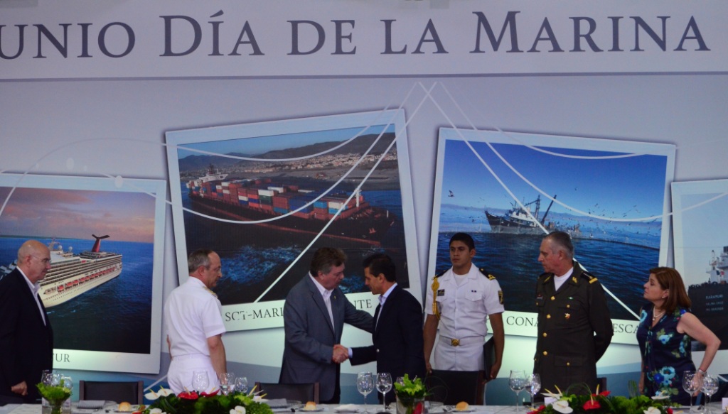 En el  Día de la Marina Nacional, Vidal Soberón exhortó ante el presidente Enrique Peña Nieto a combatir con honestidad cualquier acto de corrupción.