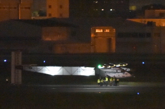 Técnicos del equipo del Solar Impulse 2 empujan al avión propulsado por energía solar tras aterrizar en el aeropuerto de Nagoya