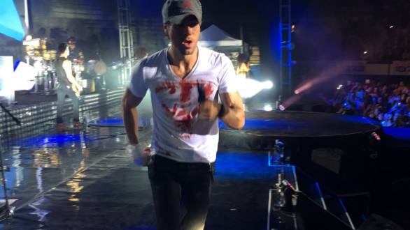 Tras el accidente, el intérprete continuó el show durante 30 minutos más. 