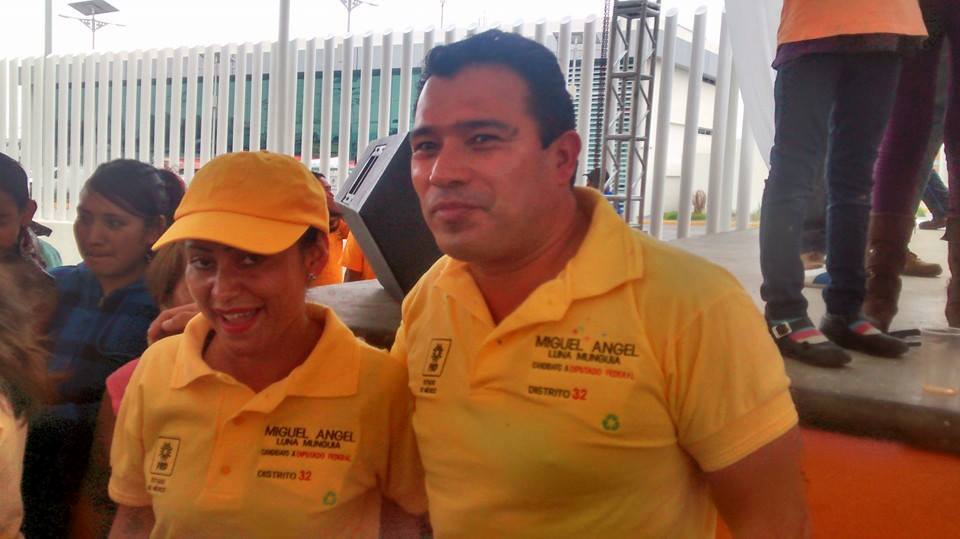 Candidato del PRD a diputado por el distrito 32 Valle de Chalco, Miguel Ángel Munguía, en campaña.