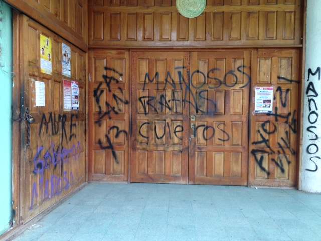 Tras estos hechos, los manifestantes se dirigieron al palacio municipal, donde realizaron pintas y amagaron con incendiarlo. 
