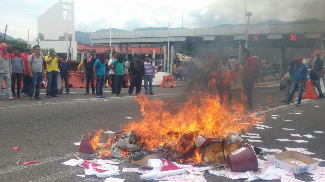 Los manifestantes quemaron propaganda del Partido de los Pobres de Guerrero y cubetas.