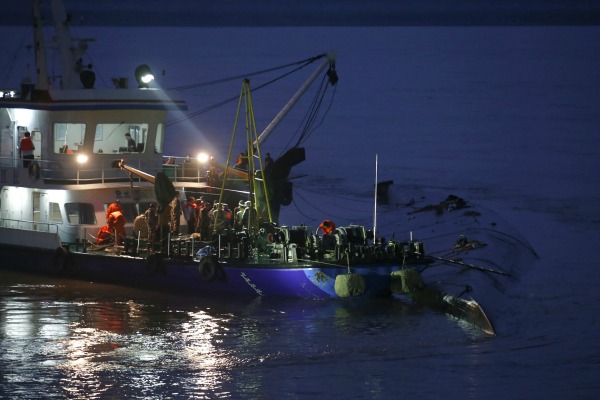 El naufragio ocurrió anoche, cuando el crucero Estrella de Oriente quedó atrapado en una tormenta.