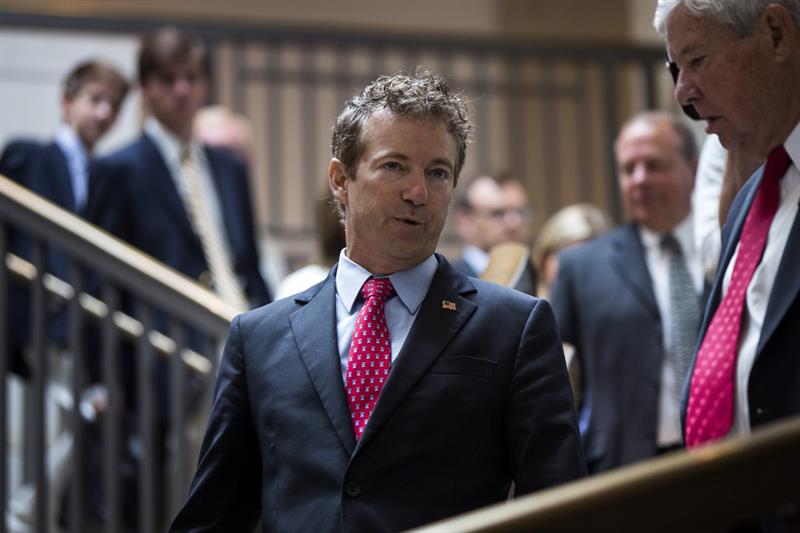 El senador republicano por Kentucky, Rand Paul, defensor de la libertad individual ante el Estado, conversa hoy con periodistas en Washington 