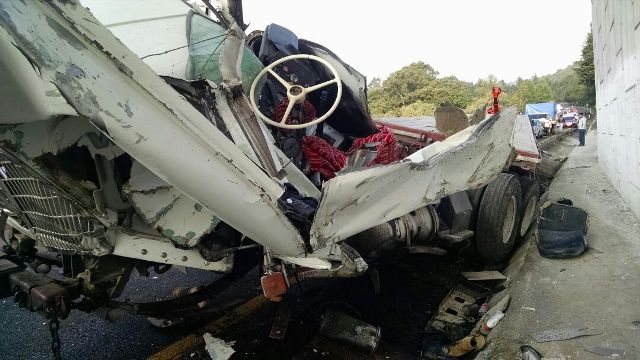 El tráiler se volcó a la altura del kilómetro 20 de la carretera México-Toluca