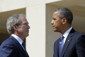 Barack Obama (d) y George W. Bush, se saludan en la inaguración del  George W. Bush Presidential Center en Dallas, el 25 de abril de 2013