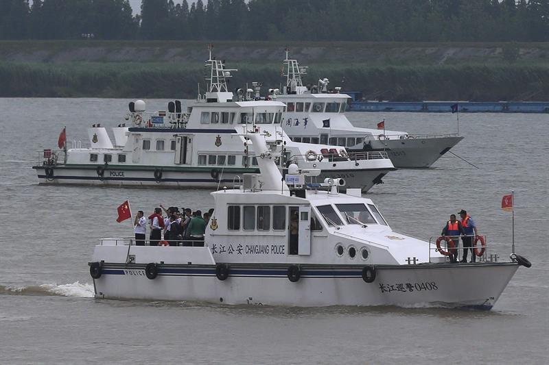 Varios barcos participan en las labores de búsqueda de pasajeros en el río Yangtsé tras el naufragio del barco turístico en Jianli, provincia de Hubei