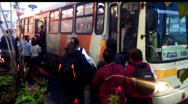 La gente llenó los camiones de RTP, por lo que no hacían parada en Mexicaltzingo.