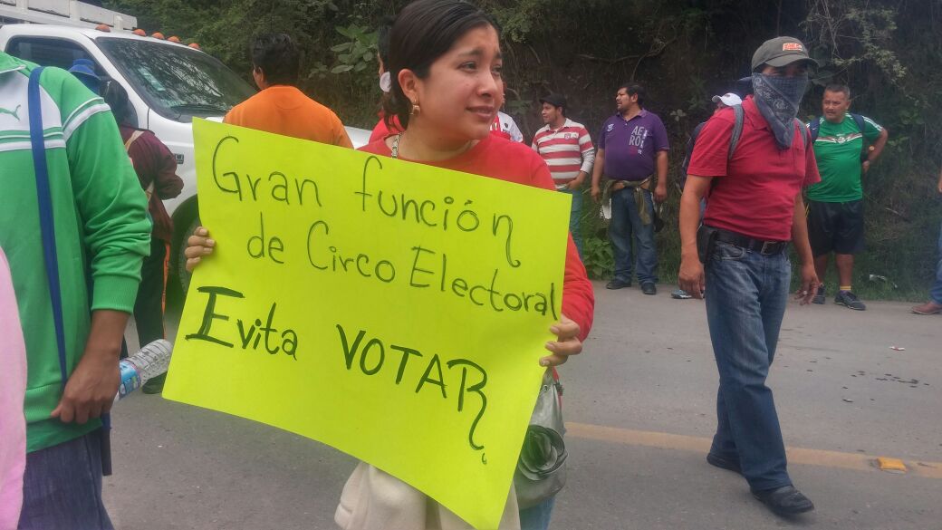 Los manifestantes portaban pancartas con mensajes en contra del proceso electoral.