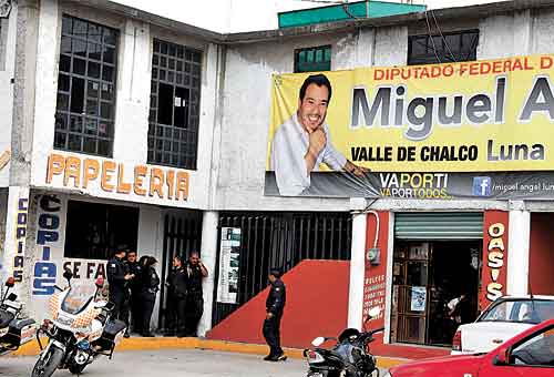 La procuraduría mexiquense realiza investigaciones en la casa de campaña del aspirante.