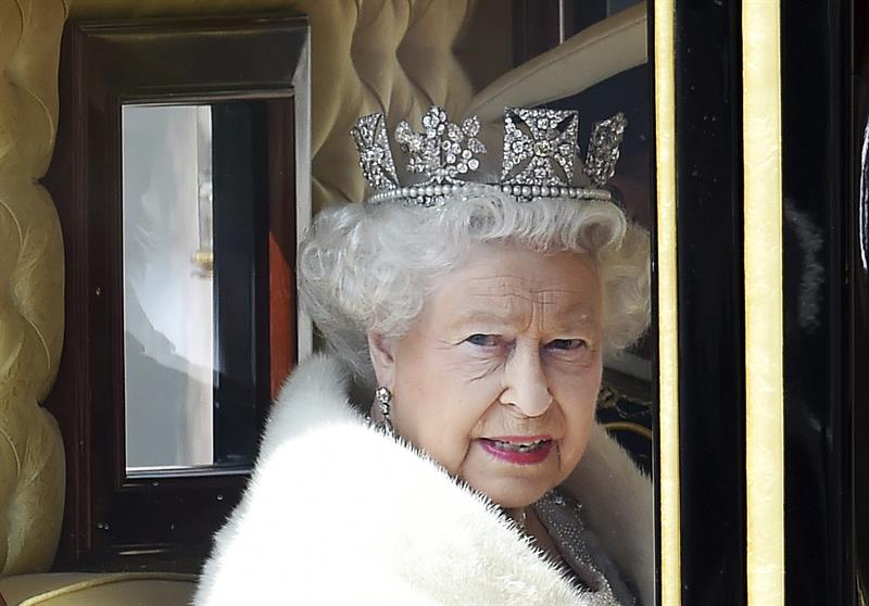 La reina Isabel II de Inglaterra, en un coche de caballos de camino al Palacio de Buckingham, en Londres, el pasado 27 de mayo