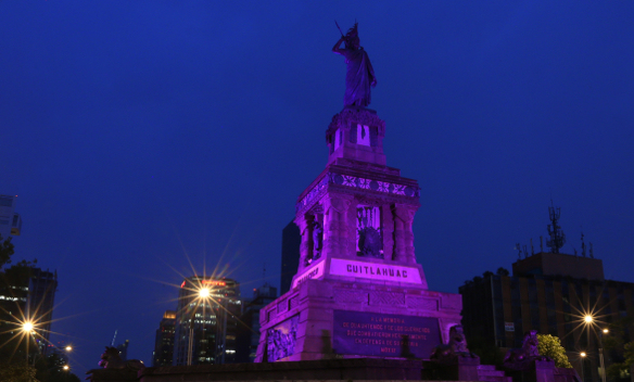 La Glorieta de Cuauhtémoc fue iluminado para llamar a los capitalinos a votar.