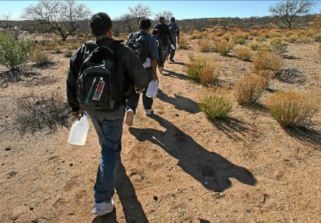 Inmigrantes mexicanos cruzan con agua el desierto de Arizona en un intento de pasar ilegalmente a EU