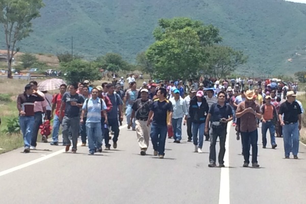 Los taxistas se armaron con piedras, palos y cadenas.