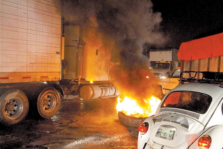 Los maestros colocaron barricadas para bloquear los accesos a la terminal aérea.