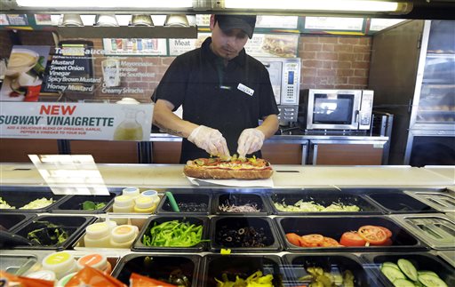 Roberto Castelan prepara un sandwich en una sucursal de Seattle