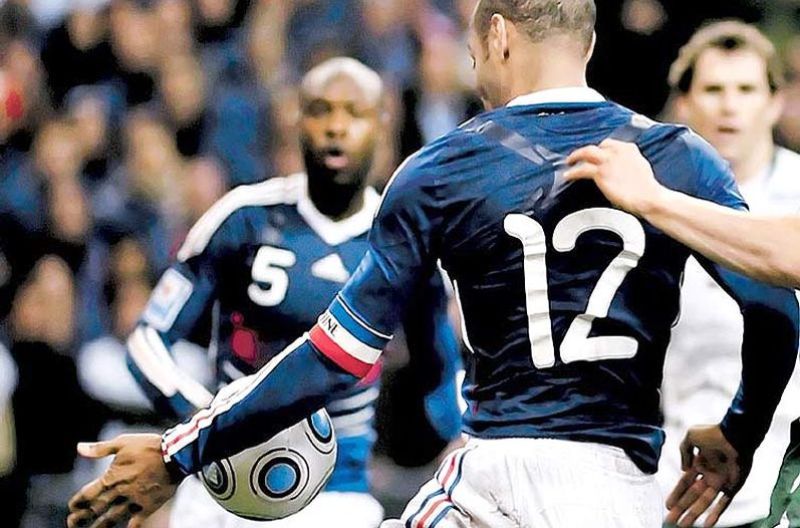 Thierry Henry, controla el balón con la mano ante Irlanda 