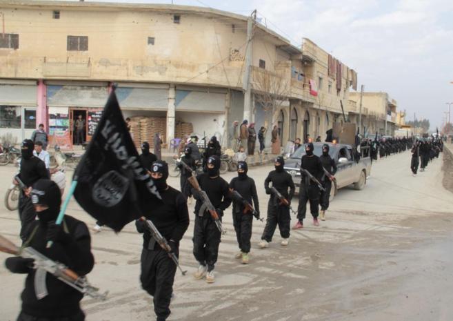 Yihadistas del IS vinculados con Al Qaeda desfilando en la ciudad de Tal Abyad, cerca de la frontera siria con Turquía
