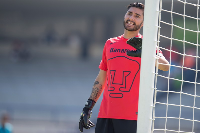 Yosgart Gutiérrez en un partido con Pumas 