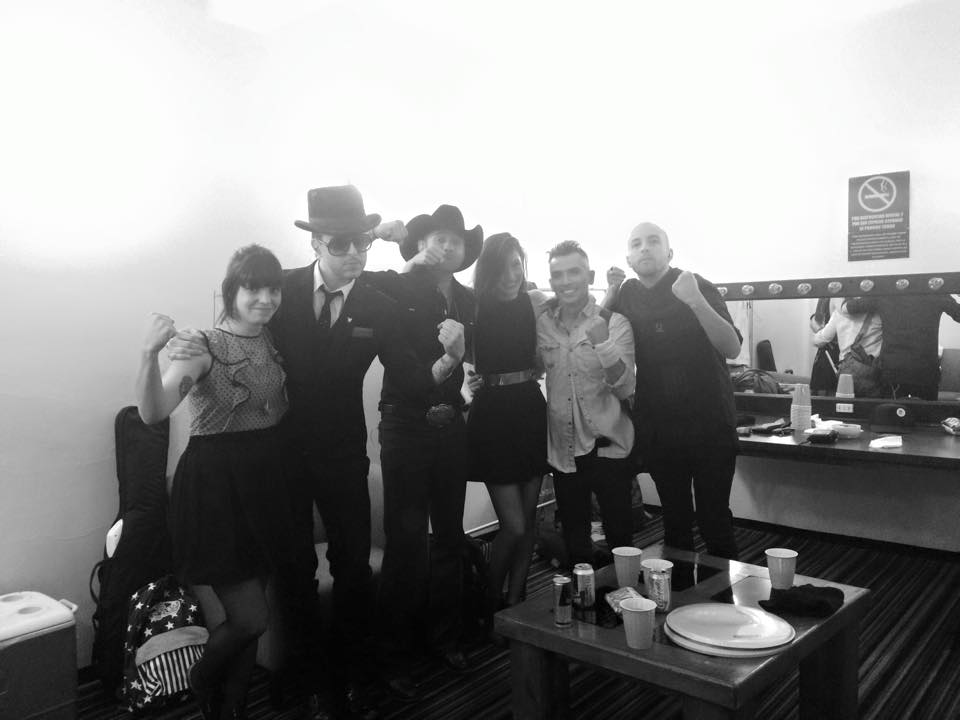 La agrupación Kinky publicó esta imagen antes de iniciar con su concierto en el Teatro Metropólitan.