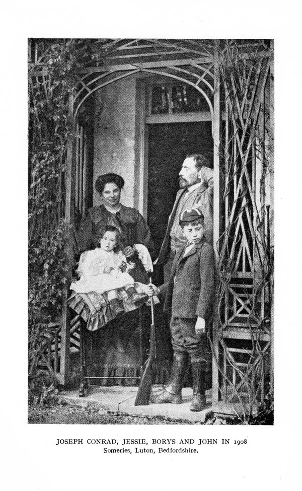 El autor de "El corazón de las tinieblas", con su esposa, Jessie, y sus hijos Borys y John.