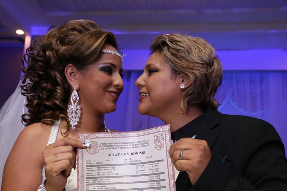 La feliz pareja mostró el acta de matrimonio que ampara su unión.