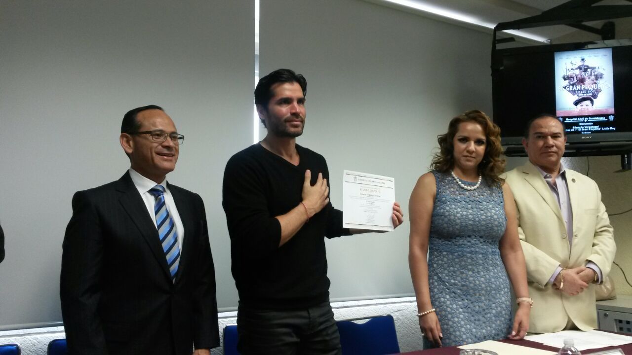 Héctor Raúl Pérez Gómez, director general del Hospital Civil de Guadalajara le entregó un reconocimiento al productor y actor por su apoyo